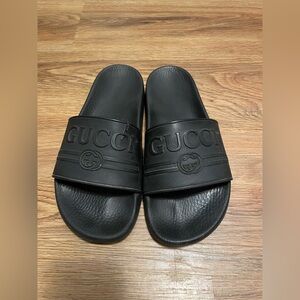 Gucci Black Embossed Logo Rubber Slides Men’s Size 7 Women’s 8.5